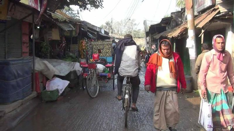 হিলিতে বেড়েছে শীত, জনজীবন বিপর্যস্ত