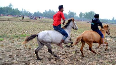 বগুড়ায় ঘোড়দৌড় দেখতে উপচে পড়া ভিড়