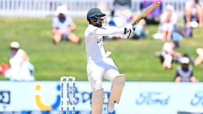 সাদা পোশাকে ক্ল্যাসিক লিটন
