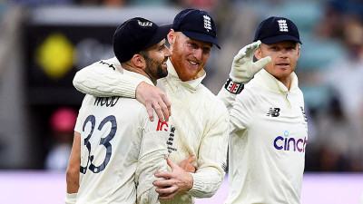 ২৭১ রানের টার্গেটে ব্যাট করছে ইংল্যান্ড