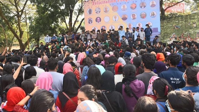 ভিসিকে ক্যাম্পাসে  অবাঞ্ছিত ঘোষণা বাসভবন ঘেরাও