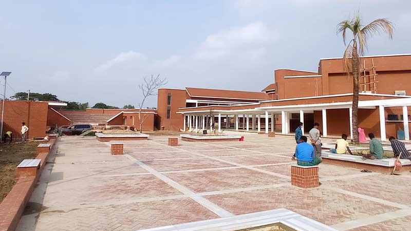 শেষের পথে শৈলজারঞ্জন মজুমদার সাংস্কৃতিক কেন্দ্রের নির্মাণকাজ