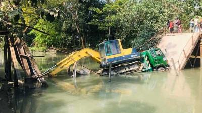 উজিরপুরে সেতু ভেঙে ভেকুসহ লরি খালে