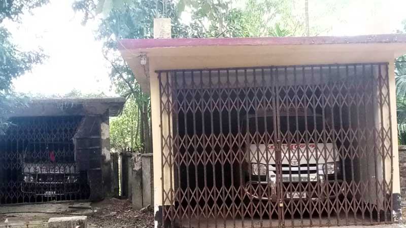 পাঁচ মাস তালাবদ্ধ দুই অ্যাম্বুলেন্স, ভোগান্তি