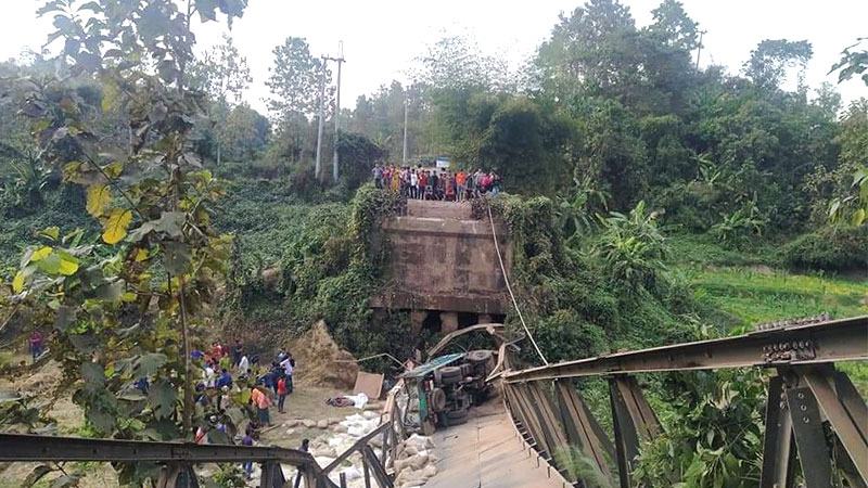 ব্রিজ ভেঙে ট্রাকচালকের মৃত্যু, বান্দরবান-রুমা যোগাযোগ বন্ধ