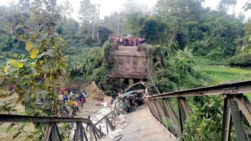 বান্দরবানে সেতু ভেঙে ট্রাক ঝিরিতে, চালক নিহত