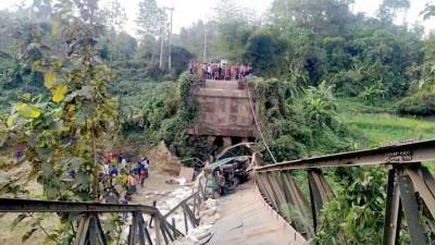 বান্দরবানে সেতু ভেঙে ট্রাক ঝিরিতে, চালক নিহত