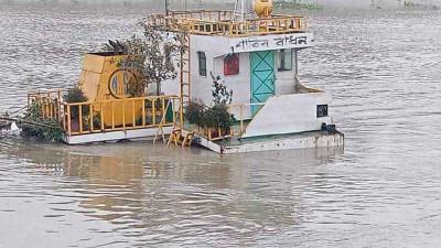 নওয়াপাড়ায় ভৈরব নদে ডুবে গেল ইউরিয়াবাহী জাহাজ