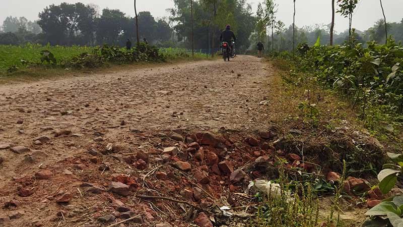 দিনাজপুরে ৩১ সড়কের কাজ সাড়ে ৩ বছরেও শেষ হয়নি