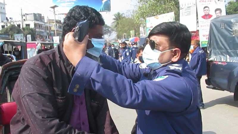 ঝিনাইদহে পথচারীদের মাঝে পুলিশের মাস্ক বিতরণ