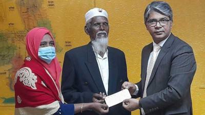 ভাষা শহীদ সালামের পরিবারকে চেক দিলেন জেলা প্রশাসক