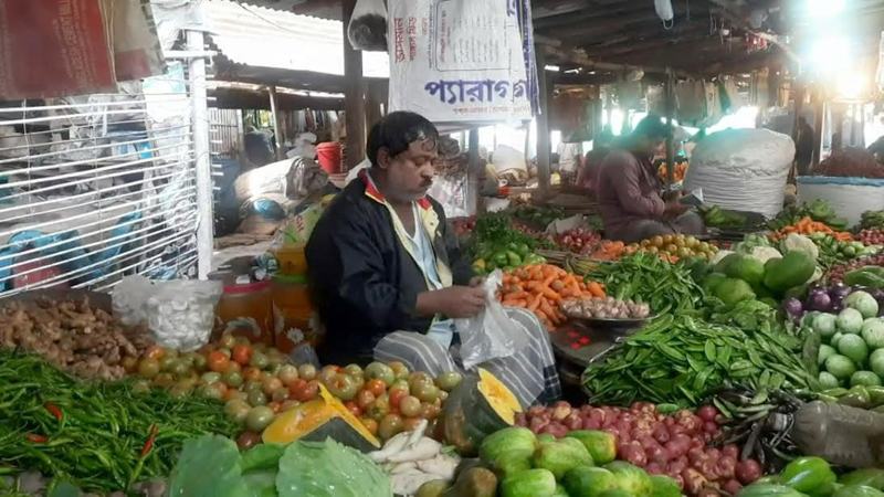 হিলিতে সবজির দাম বাড়ায় বিপাকে নিম্ন আয়ের মানুষ