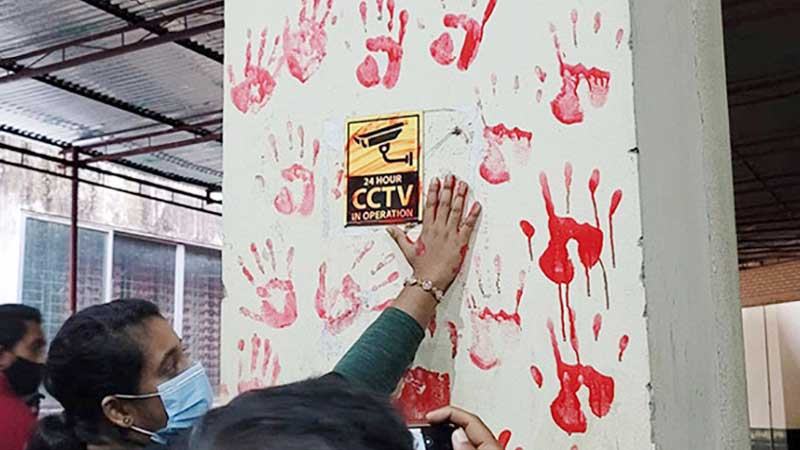 শাবিপ্রবিতে রক্তিম হস্তছাপ আঁকলেন শিক্ষার্থীরা