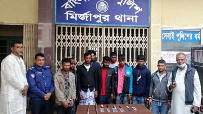 টাঙ্গাইলে ৯ ডাকাতসহ ২১ জন গ্রেফতার