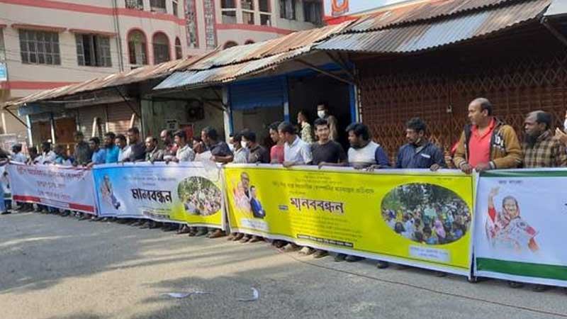 শুল্ক কমানোর দাবিতে বরিশালে বিড়ি শ্রমিকদের মানববন্ধন