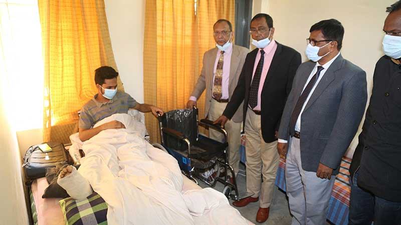 আহত রাবি শিক্ষার্থীকে হুইলচেয়ার দিলেন মেয়র