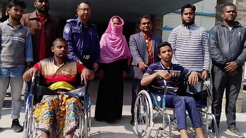 সিরাজগঞ্জে দুই ভাইকে হুইলচেয়ার দিলেন পুলিশ সুপার