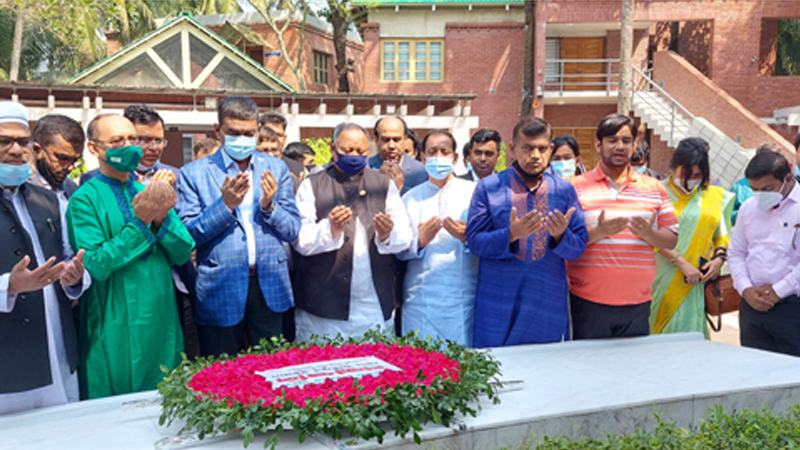বঙ্গবন্ধুর সমাধিতে জনস্বাস্থ্য প্রকৌশল অধিদপ্তর সিইর শ্রদ্ধা