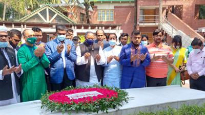 বঙ্গবন্ধুর সমাধিতে জনস্বাস্থ্য প্রকৌশল অধিদপ্তর সিইর শ্রদ্ধা