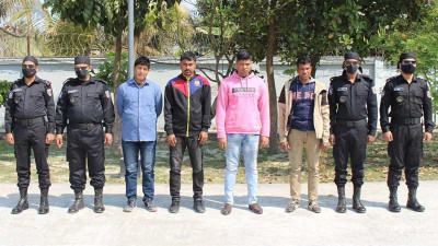 সাতক্ষীরায় অস্ত্র ও গুলিসহ পাঁচ ভুয়া ডিবি পুলিশ আটক