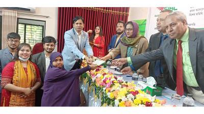 ঝিনাইদহে কৃষাণীরা পেলেন ঋণ ও পুষ্টিকর খাদ্য