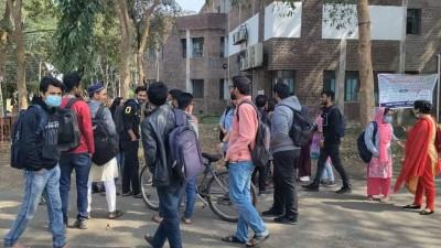 ৩৬ দিন পর শাবিপ্রবিতে সশরীরে ক্লাস শুরু