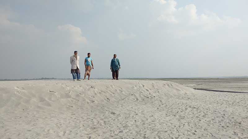 তিস্তার ভাঙন রোধে বাঁধ নির্মাণ করছে গ্রামবাসী