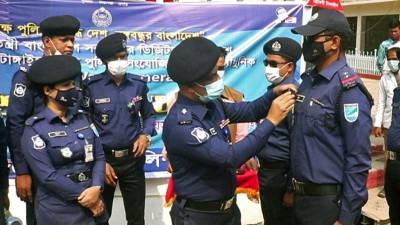 টাঙ্গাইলের পুলিশ সদস্যরা পেলেন বডি ওর্ন ক্যামেরা