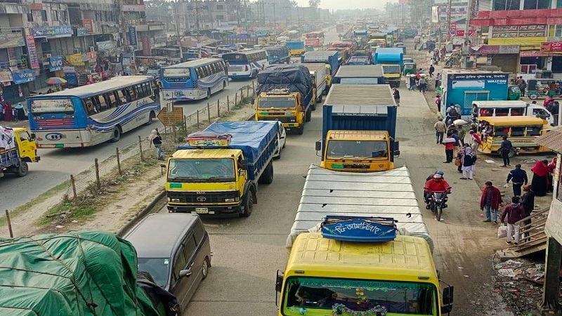 ঢাকা-টাঙ্গাইল মহাসড়কে ১৫ কি‌লো‌মিটার জুড়ে যানজট