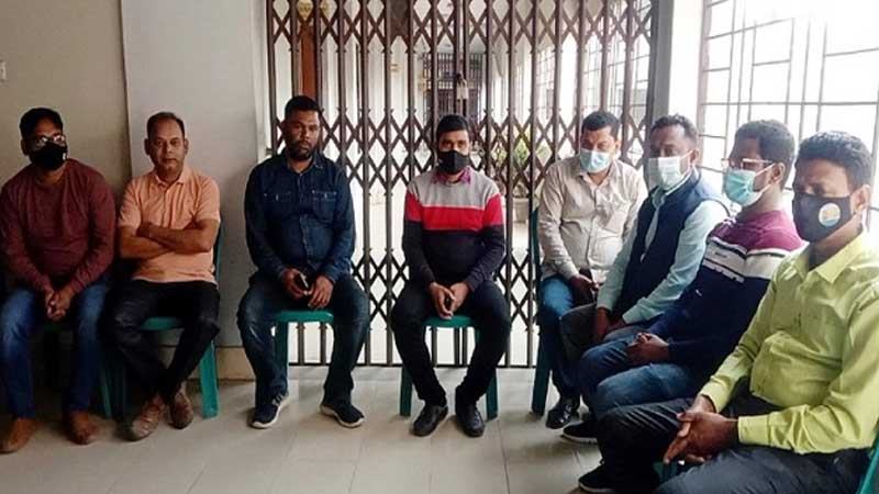 ১৭ দাবিতে পাবিপ্রবির রেজিস্ট্রার অফিসে কর্মকর্তাদের তালা
