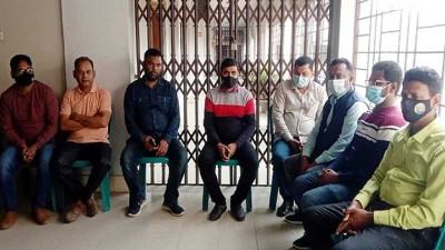 ১৭ দাবিতে পাবিপ্রবির রেজিস্ট্রার অফিসে কর্মকর্তাদের তালা