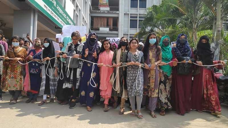 ধর্ষকদের প্রতীকী ফাঁসি দিলেন শিক্ষার্থীরা