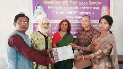 নবাবগঞ্জে নারীদের হ্যান্ড পেইন্ট কর্মশালা