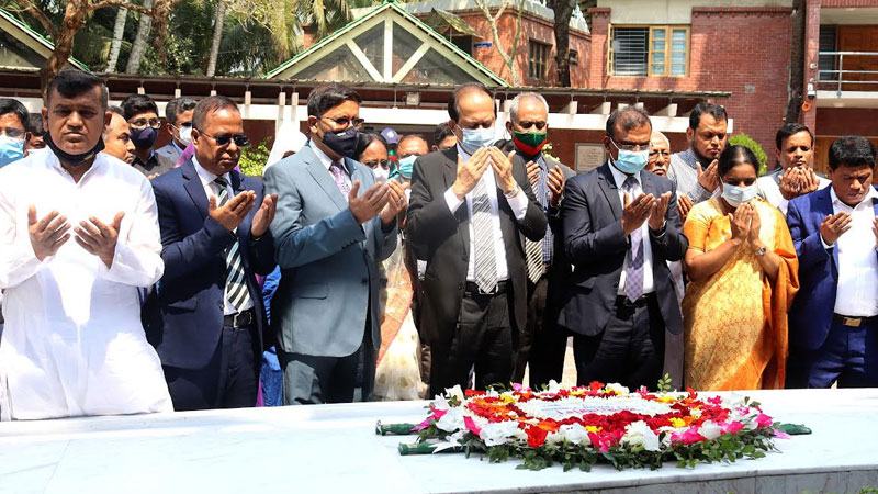 বঙ্গবন্ধুর সমাধিতে নব নিযুক্ত সিইসি’র শ্রদ্ধা