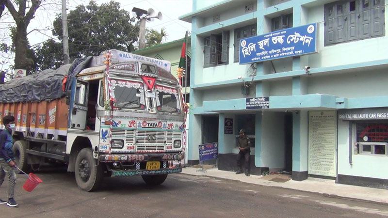 চারদিন পর হিলি স্থলবন্দর দিয়ে চিপস পাথরের আমদানি শুরু