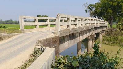 পরশুরামে সরু সেতুতে ১৮ গ্রামের মানুষের ভোগান্তি