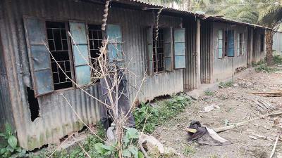 ২৩ ব্যারাকের সব ঘরই বসবাসের অনুপযোগী