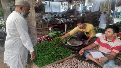 সরবরাহ কম, হিলিতে ফের বাড়ল কাঁচামরিচের দাম