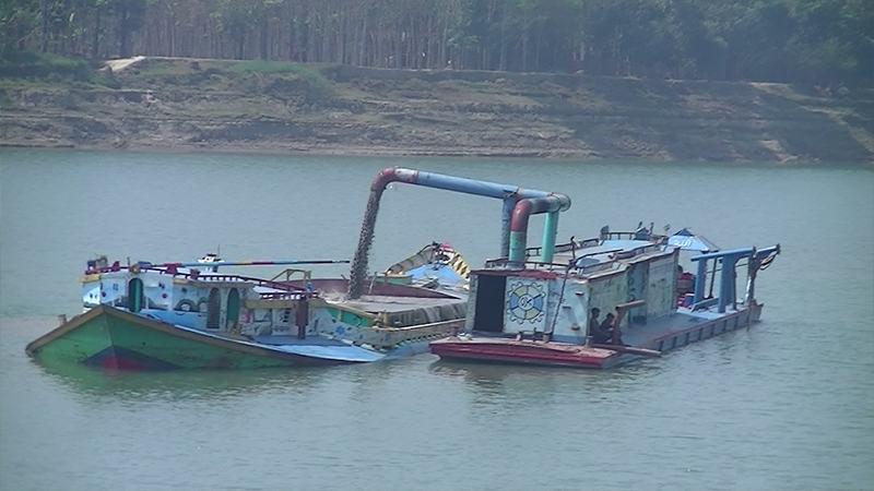 মধুমতি থেকে বালু উত্তোলন, ব্যাপক ক্ষতির আশঙ্কায় পাড়ের গ্রামবাসী