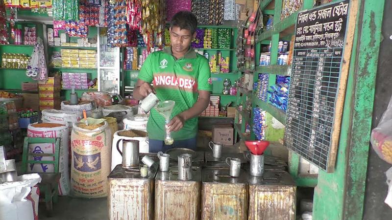 তিনদিনের ব্যবধানে হিলিতে দাম কমেছে ভোজ্যতেলের