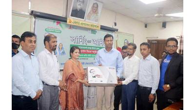 বরিশালে ল্যাপটপ পেলেন ৬০ ফ্রিল্যান্সার