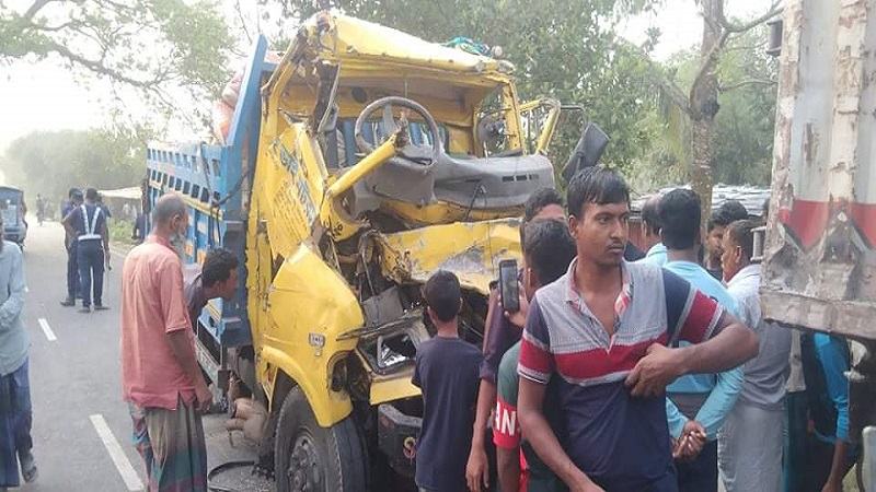 দাঁড়িয়ে থাকা কাভার্ডভ্যানে ট্রাকের ধাক্কা, নিহত ২