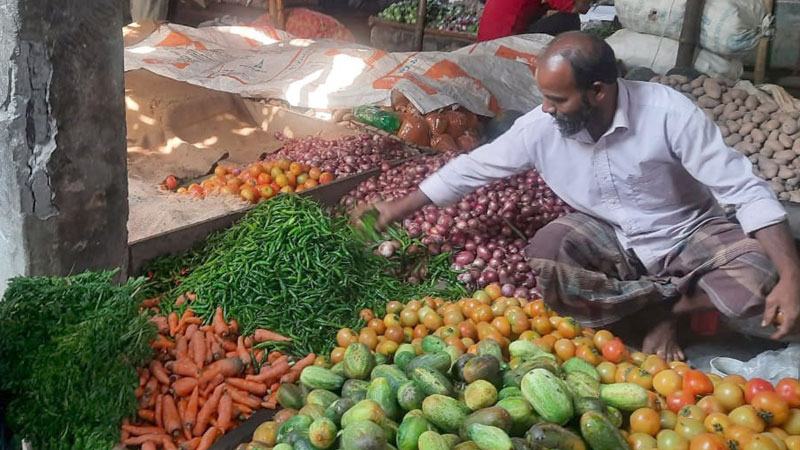 হিলিতে কাঁচা মরিচের দাম কমেছে কেজিতে ২০টাকা