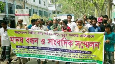 লালপুরে ফসলি জমিতে পুকুর খননের প্রতিবাদে কৃষকদের বিক্ষোভ