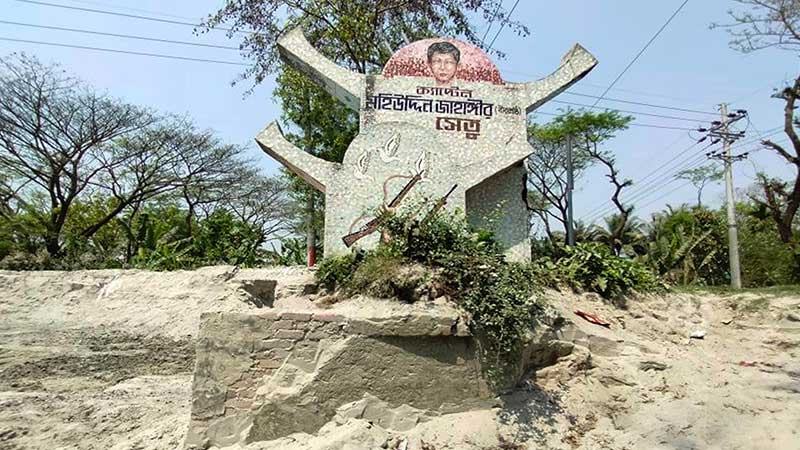 হুমকিতে বীরশ্রেষ্ঠ মহিউদ্দিন জাহাঙ্গীর সেতুর নামফলক