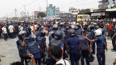 ফতুল্লায় পোশাক শ্রমিকদের সঙ্গে সংঘর্ষে আহত ১০