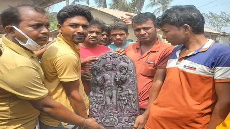 কুষ্টিয়ায় পুকুর খননের সময় মিললো প্রাচীন মূর্তি