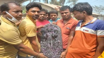 কুষ্টিয়ায় পুকুর খননের সময় মিললো প্রাচীন মূর্তি