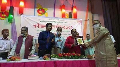 সাতক্ষীরায় ১০ গুণীজনকে সংবর্ধনা