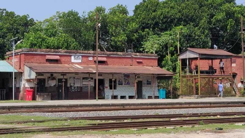 ঘোষণা ছাড়াই হিলি রেলস্টেশন বন্ধ, দুর্ভোগে যাত্রীরা